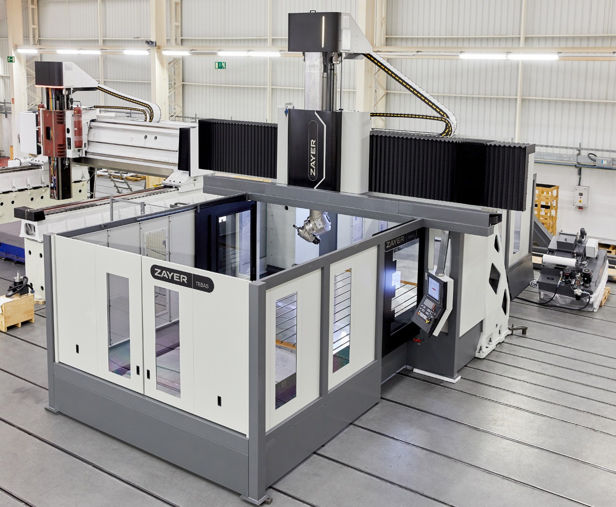 Moderne Zayer EMC CNC-Fräsmaschine in industrieller Fertigungshalle.