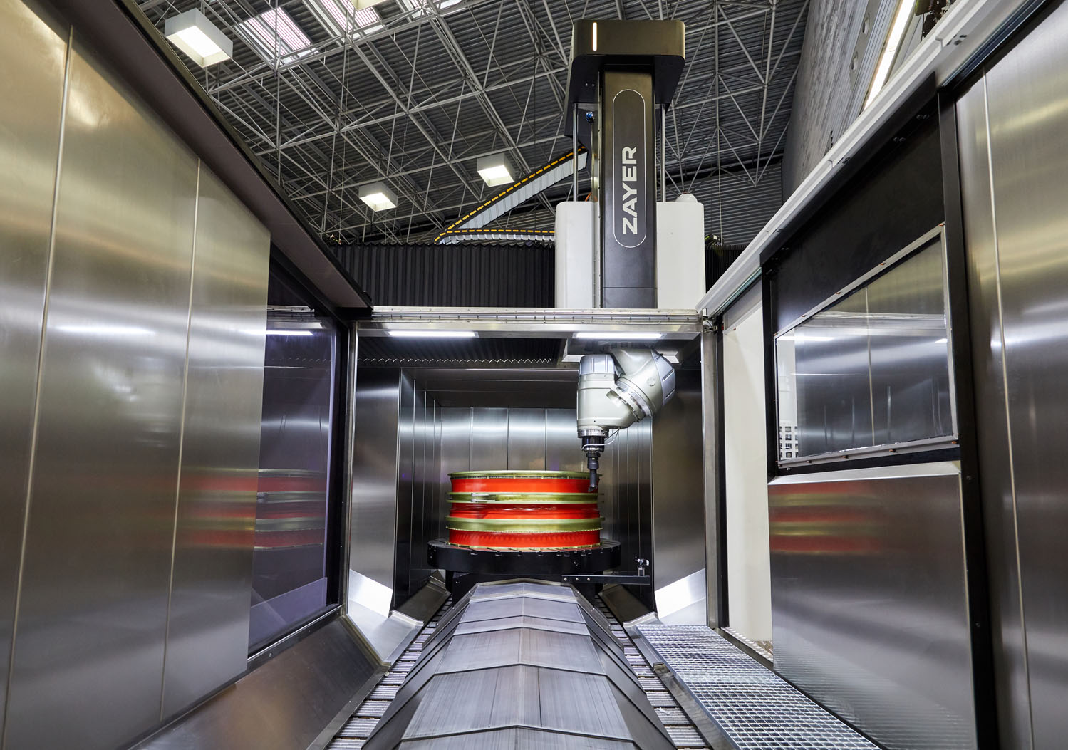Moderne CNC-Fräsmaschine von Zayer EMC in industrieller Umgebung.