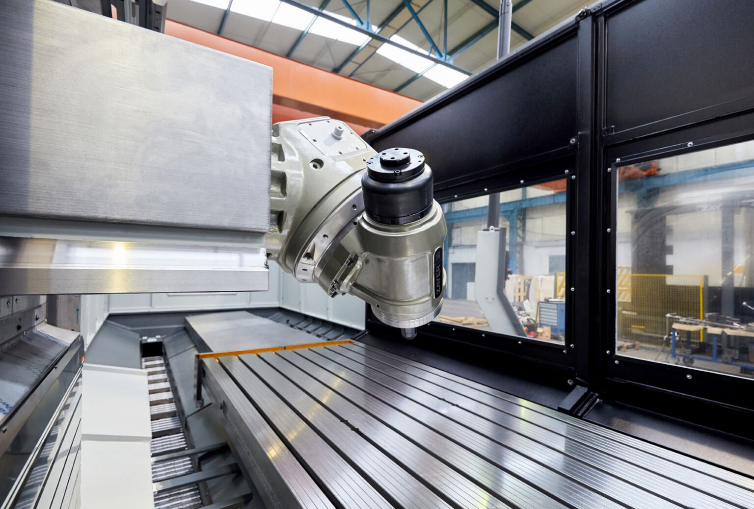 Moderne CNC-Fräsmaschine bei Zayer EMC in der Fertigung.