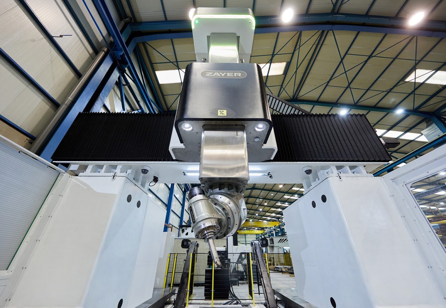 Hochpräzise Zayer EMC CNC-Fräsmaschine in industrieller Fertigung.