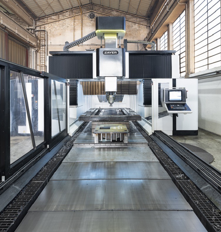 Moderne CNC-Fräsmaschine von Zayer EMC in industrieller Umgebung.