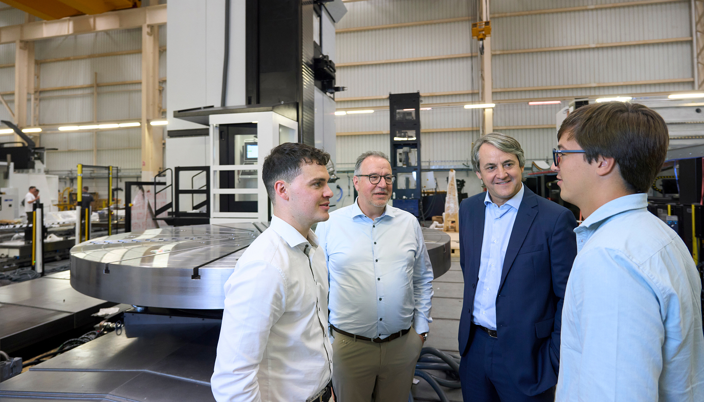 Mitarbeiter bei Zayer EMC besprechen CNC-Bearbeitungszentrum.