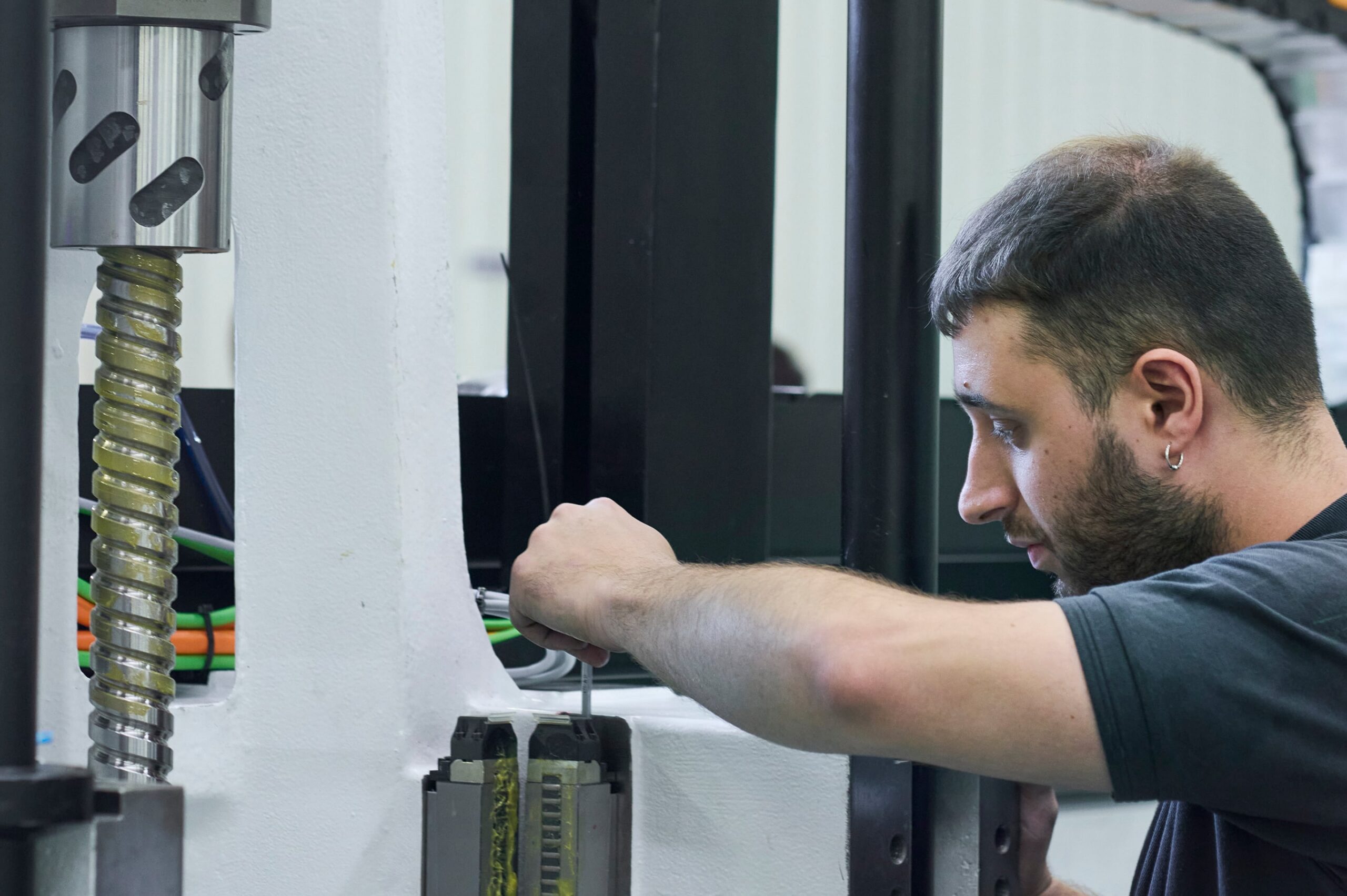 Techniker wartet eine Zayer EMC CNC-Fräsmaschine für präzise Bearbeitung.