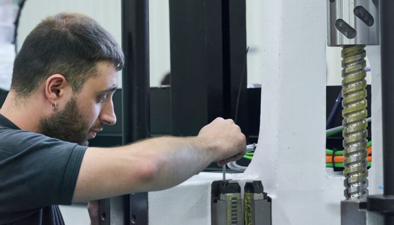 Mitarbeiter bedient CNC-Fräsmaschine bei Zayer EMC.