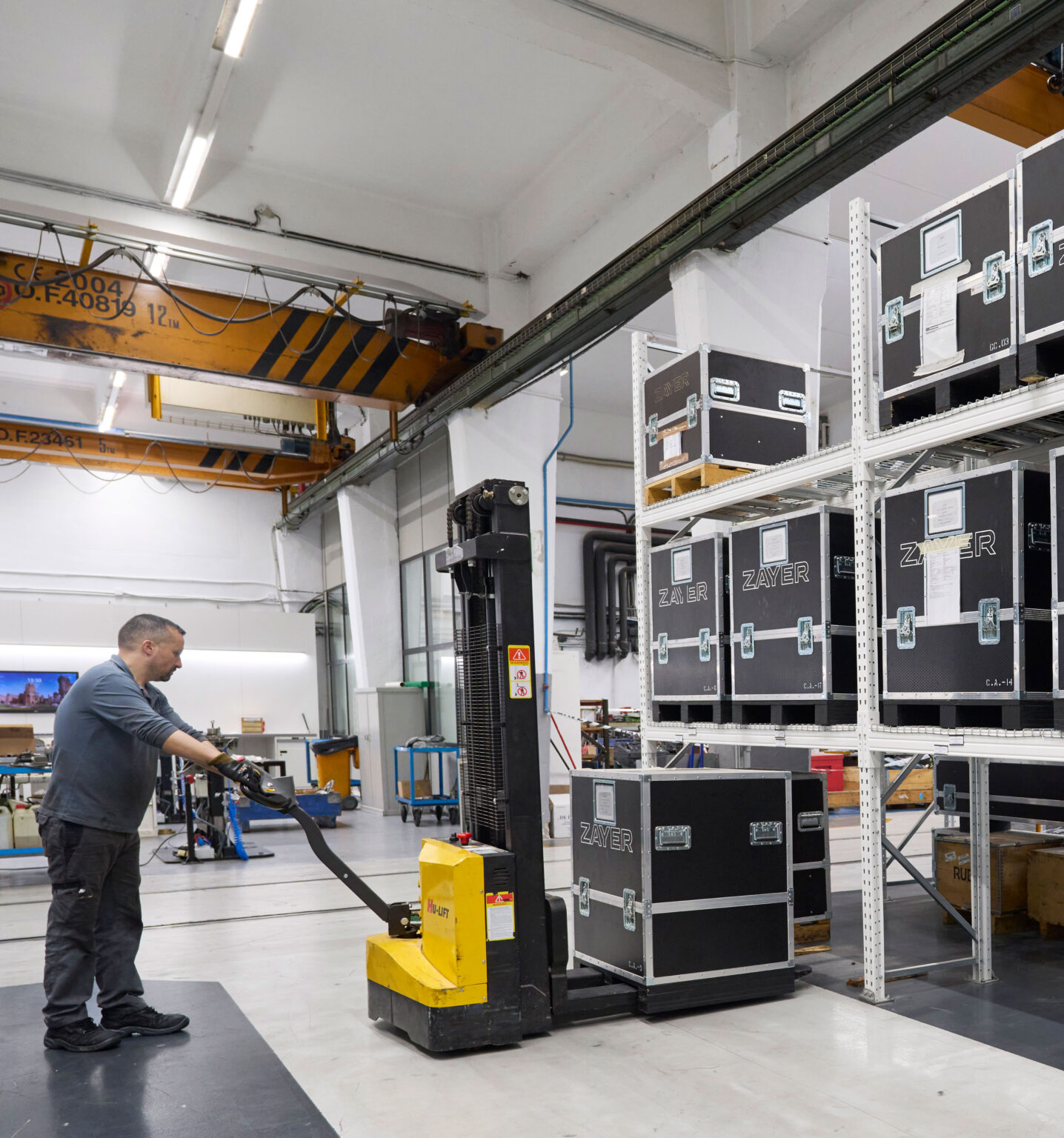 Mitarbeiter bedient eine Zayer EMC CNC-Fräsmaschine in der Werkstatt.