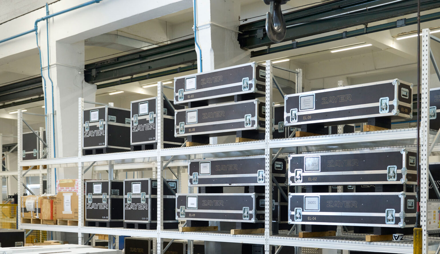 Zayer EMC CNC-Fräsmaschinen und Bearbeitungszentren im Lager.