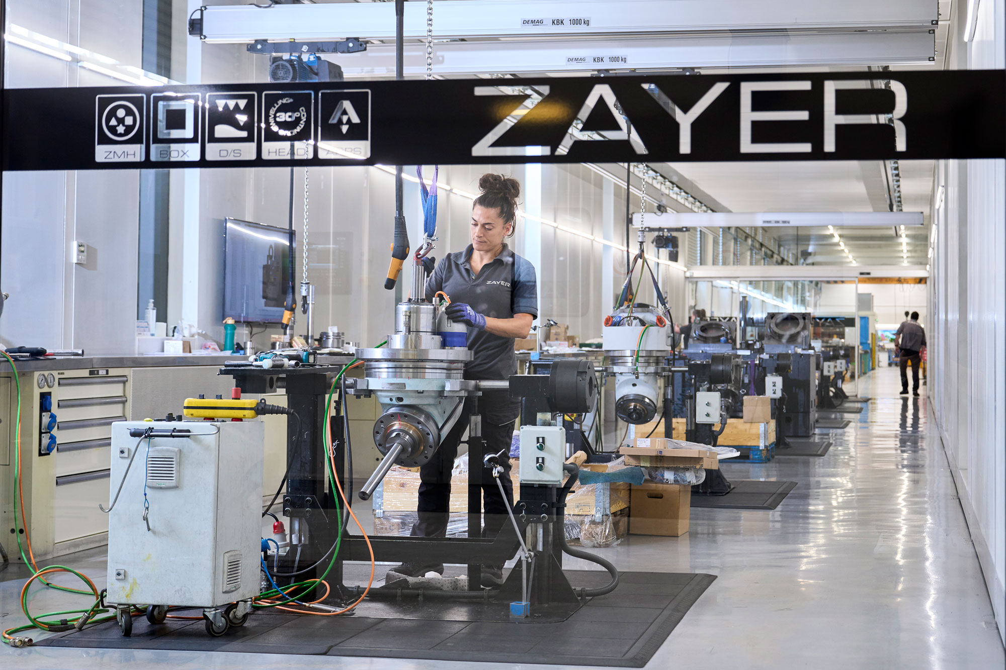 Zayer EMC CNC-Fräsmaschine bei der Bearbeitung in der Fertigungshalle.