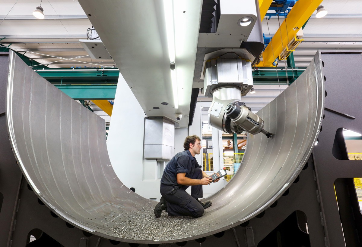 Mitarbeiter arbeitet an einer großen CNC-Fräsmaschine bei Zayer EMC.