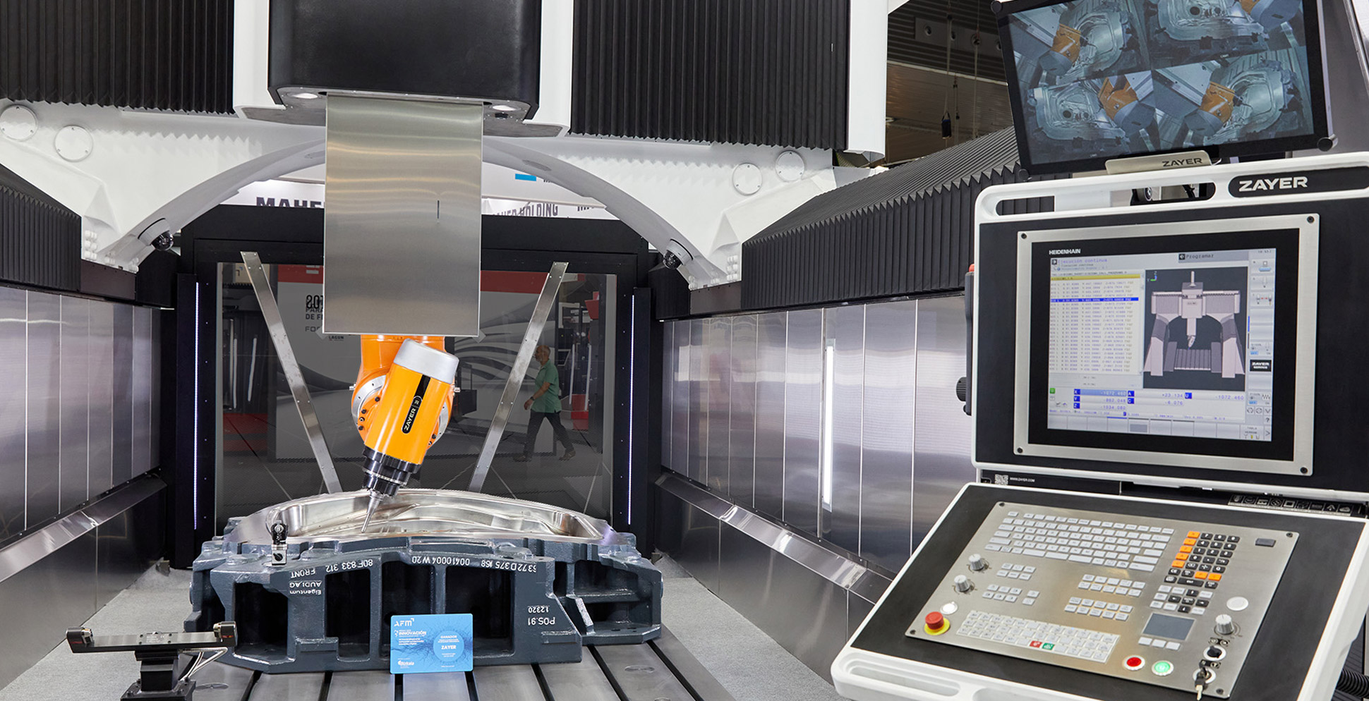 Moderne CNC-Fräsmaschine von Zayer EMC bei der Bearbeitung.