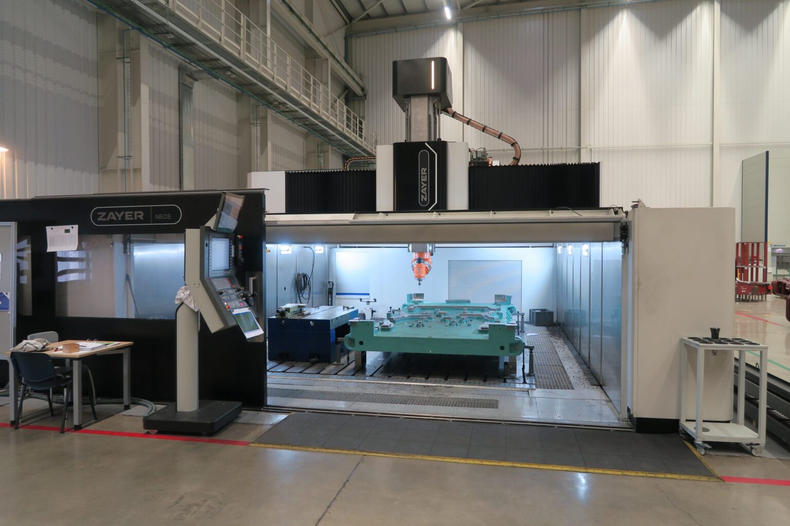 Moderne CNC-Fräsmaschine von Zayer EMC in industrieller Umgebung.