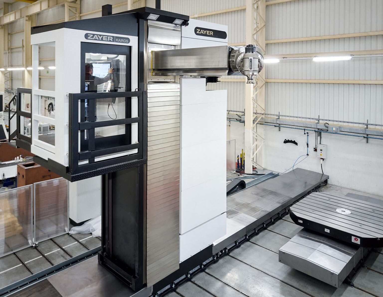 Hochpräzise Zayer EMC CNC-Fräsmaschine in Fertigungshalle.