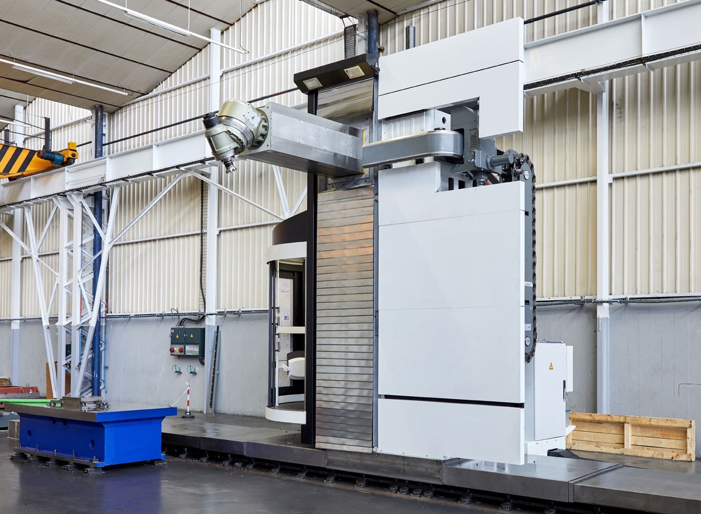 Hochpräzise CNC-Fräsmaschine von Zayer EMC in industrieller Umgebung.
