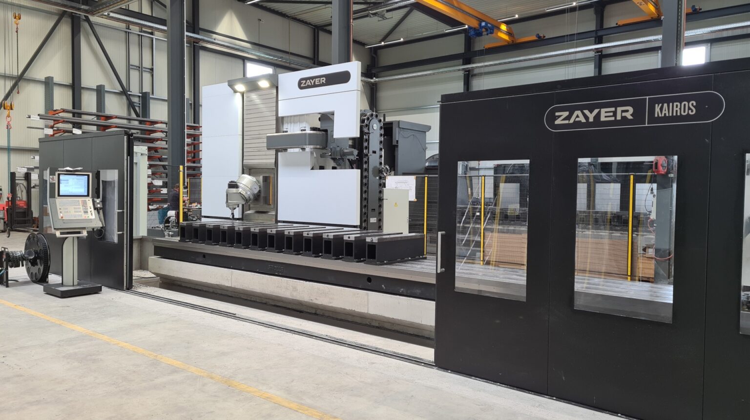 Moderne Zayer EMC CNC-Fräsmaschine in industrieller Fertigungshalle.