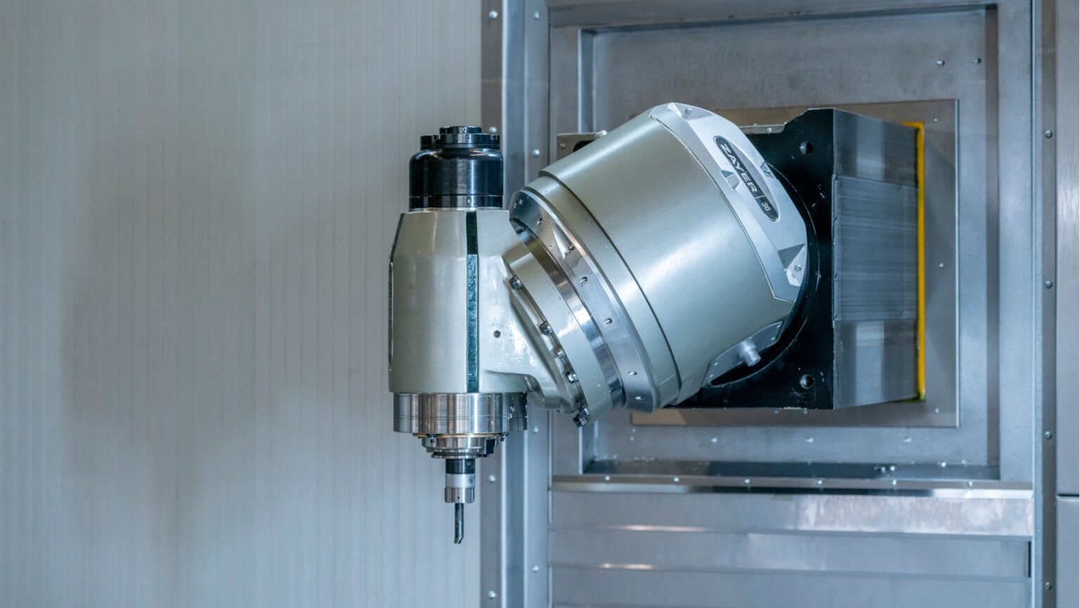 Moderne CNC-Fräsmaschine von Zayer EMC für präzise Bearbeitung.