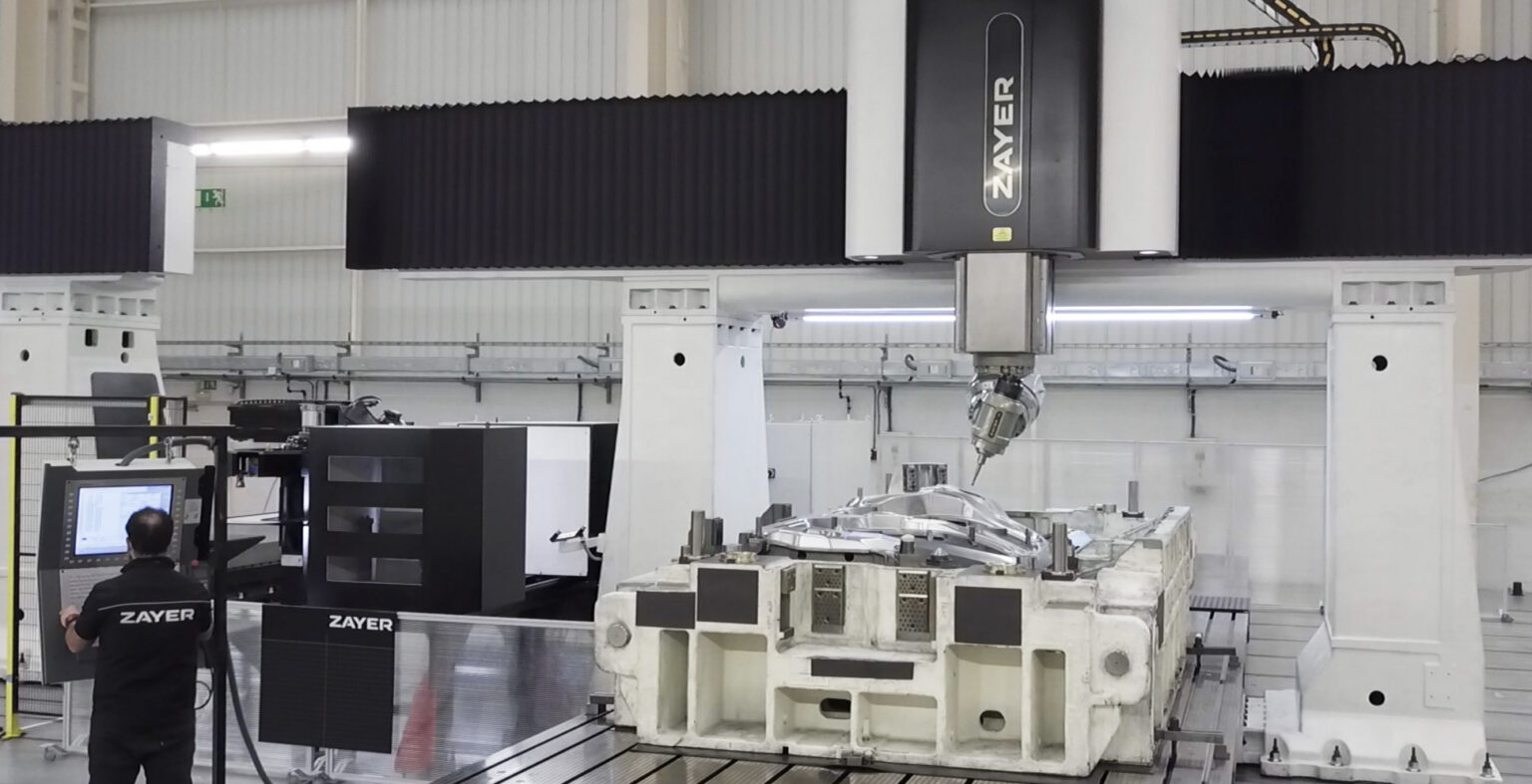 Moderne CNC-Fräsmaschine von Zayer EMC in der Fertigungshalle.