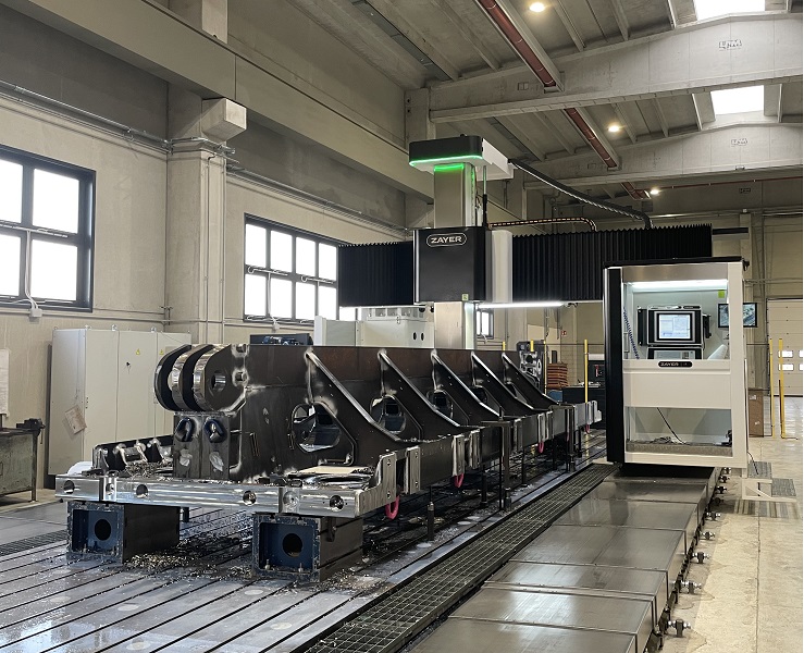 Moderne Zayer EMC CNC-Fräsmaschine in industrieller Fertigung.