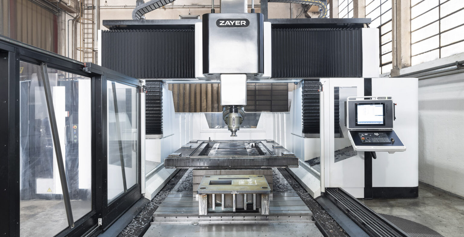 Moderne Zayer EMC CNC-Fräsmaschine in industriellem Umfeld.