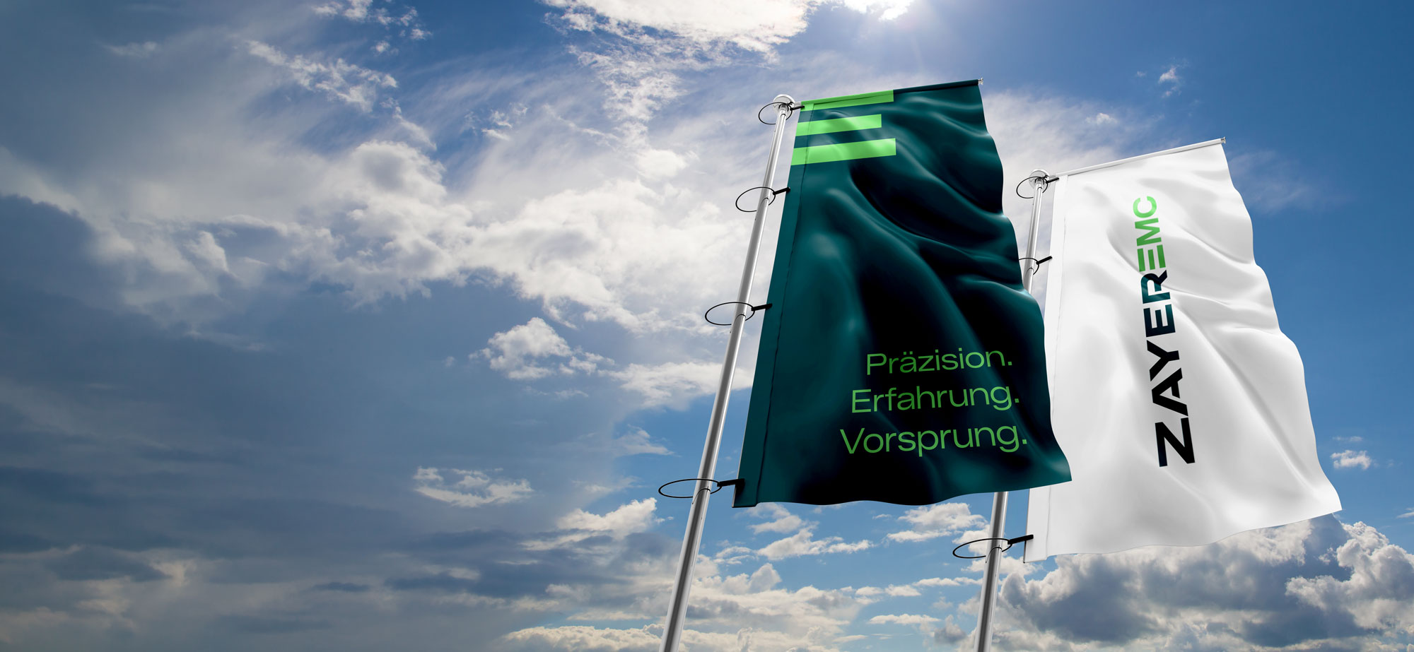 Zayer EMC Fahnen mit CNC-Technologie-Logo im Freien.