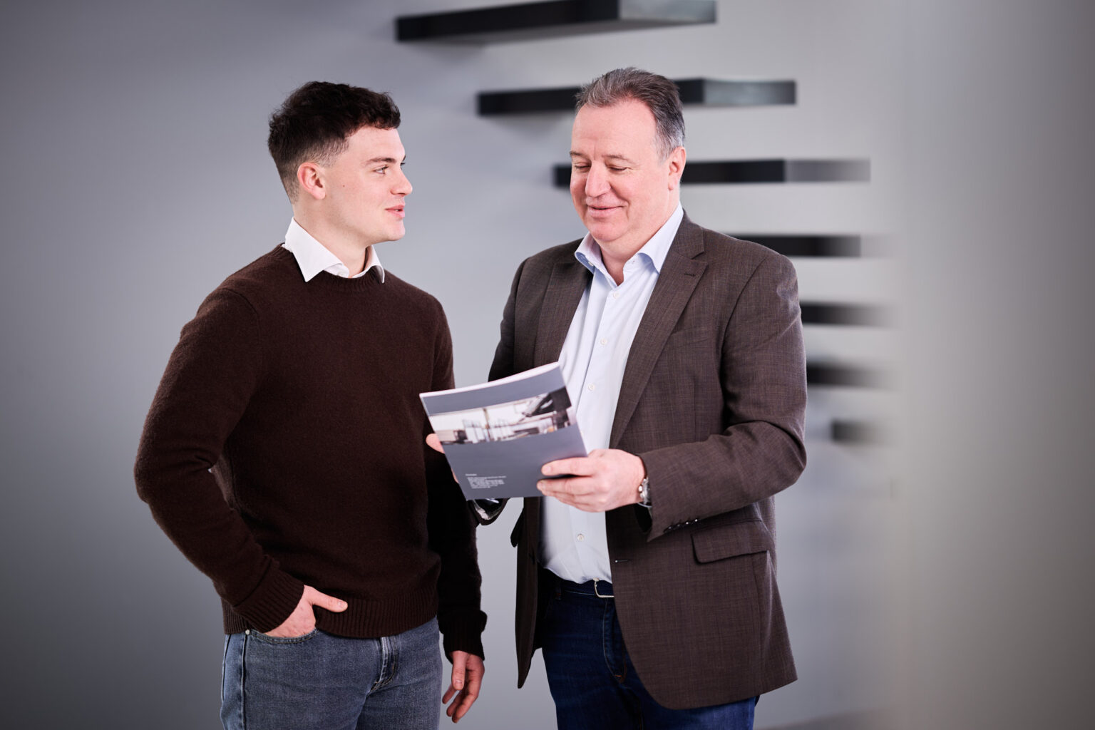 Zwei Männer im Gespräch über CNC-Fräsmaschinen bei Zayer EMC.