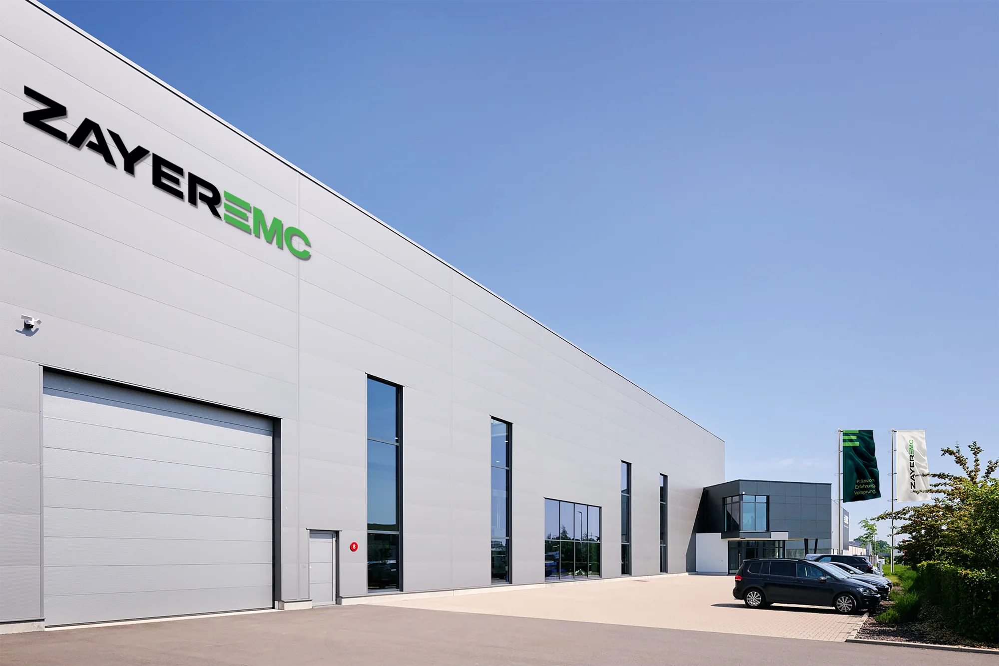 Moderne Fertigungshalle von Zayer EMC mit CNC-Fräsmaschinen.