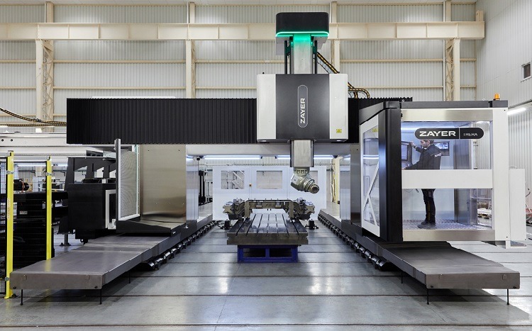 Moderne Zayer EMC CNC-Fräsmaschine in Fertigungshalle.