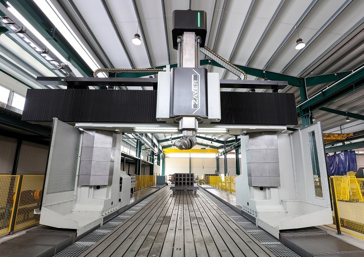 Moderne Zayer EMC CNC-Fräsmaschine in industrieller Fertigung.