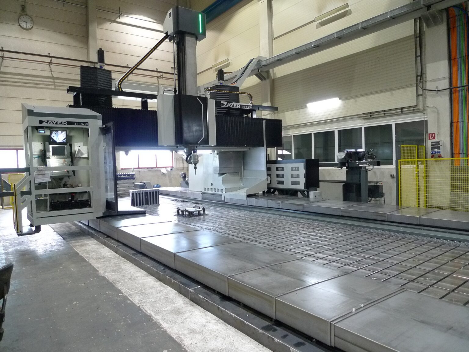 Moderne CNC-Fräsmaschine von Zayer EMC in industrieller Umgebung.