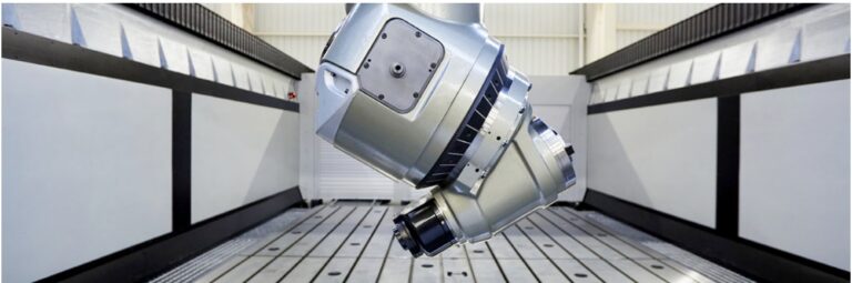 Moderne CNC-Fräsmaschine für präzise Bearbeitung bei Zayer EMC.