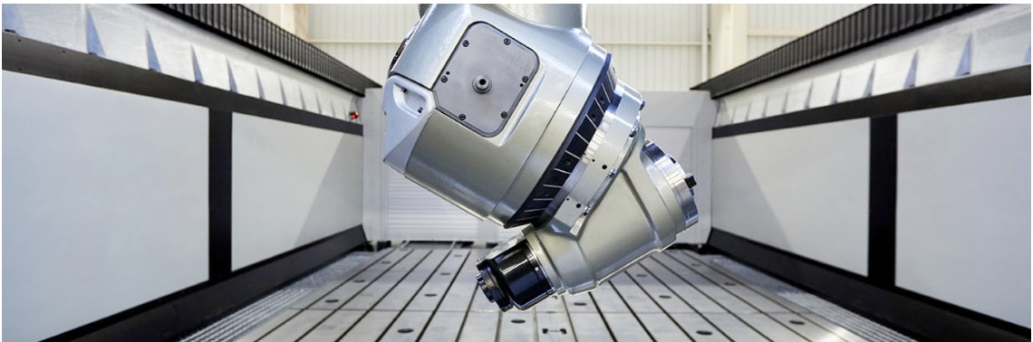Moderne CNC-Fräsmaschine für präzise Bearbeitung bei Zayer EMC.