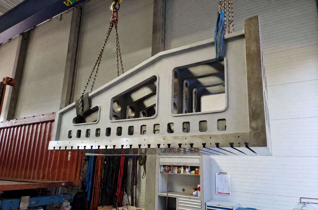 Große CNC-Fräsmaschine im Werk bei Zayer EMC für präzise Bearbeitung.
