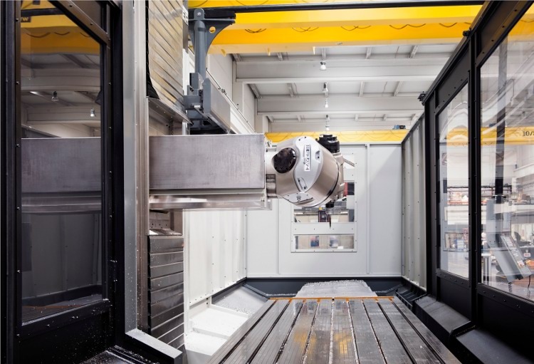 Moderne CNC-Fräsmaschine von Zayer EMC in Produktion.