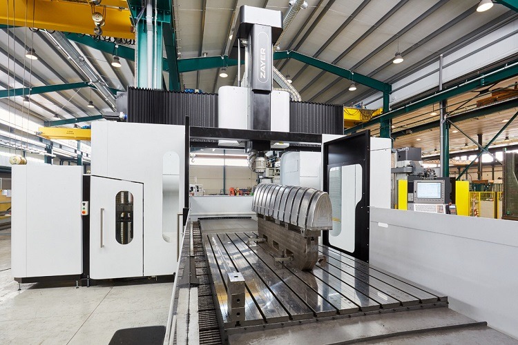 Moderne CNC-Fräsmaschine von Zayer EMC in industrieller Umgebung.