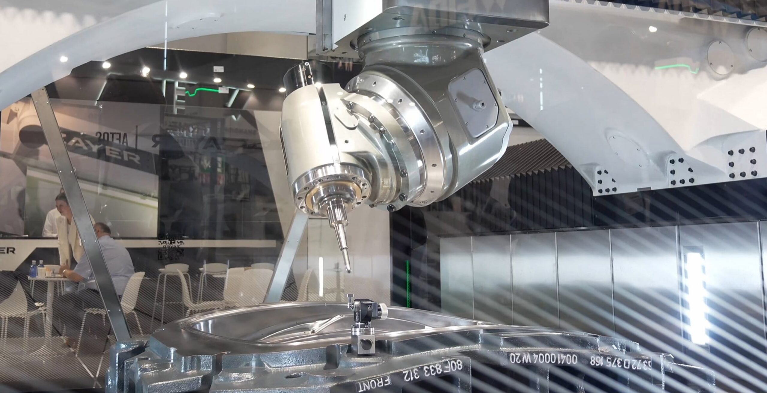 Moderne CNC-Fräsmaschine bei Zayer EMC für präzise Bearbeitung.