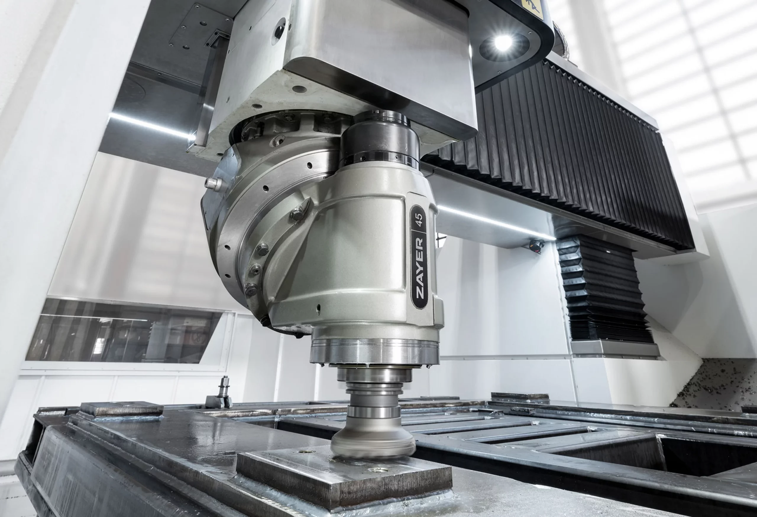 Hochpräzise Zayer EMC CNC-Fräsmaschine für industrielle Bearbeitung.