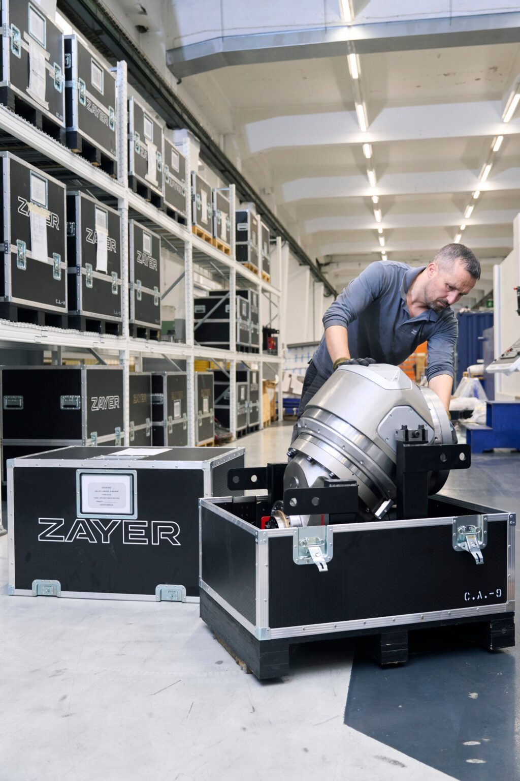 Zayer EMC CNC-Fräsmaschine in einer Werkstatt mit Lagerregalen.